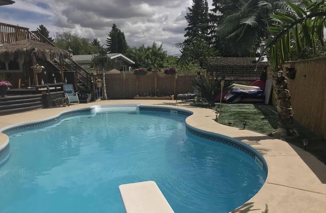 4 bedroom house 3. Bathrooms, tropical backyard, pool, hot tub, tiki bar