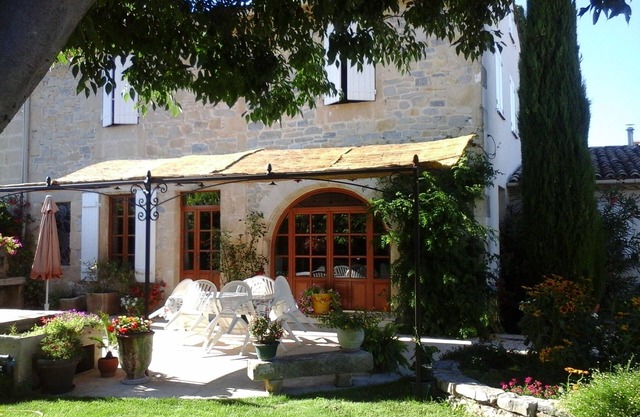 4-bedroom house 35' from the sea