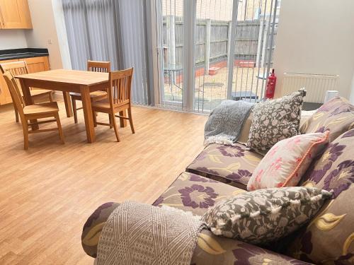 4 Bedroom House, 5 mins to Colchester Station, Contractors, free Parking, WiFI