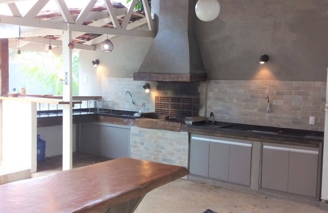 4 Bedroom House with Pool & Barbecue