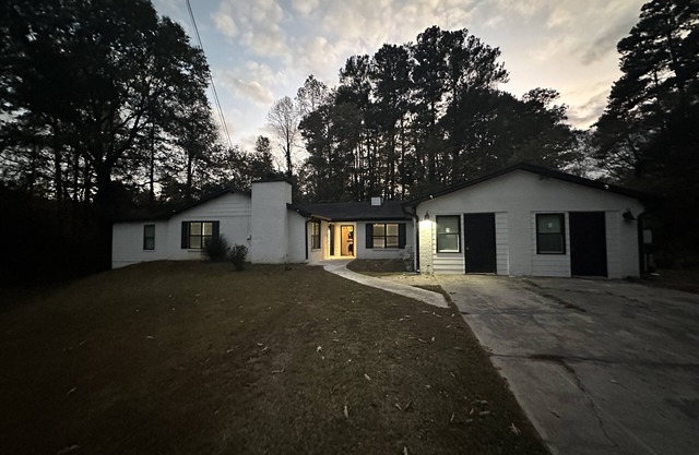 4 bedroom house close to downtown with 8 beds