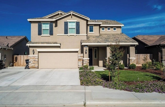 4-bedroom house in charming Hanford with AC, WiFi, fitness room