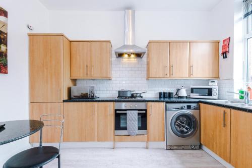 4 Bedroom House in Chorley with Free Parking by Eason Stays - Good for Contractor Accommodation & Family Weekends