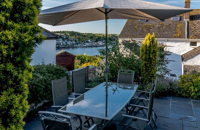 4 bedroom House in Polruan - PC044
