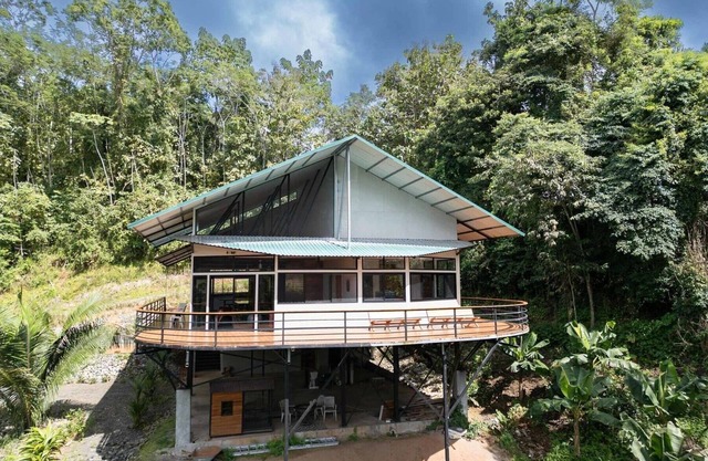4-bedroom house, wraparound decks, modern kitchen, Adjacent to Jungle Reserve