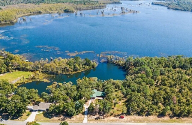 4-bedroom Lake House 45 Minutes from the Beach!