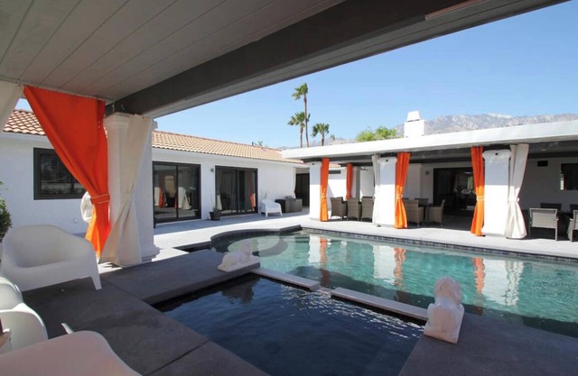 4 Bedroom Modern Home, Pool+Spa+Guest House!