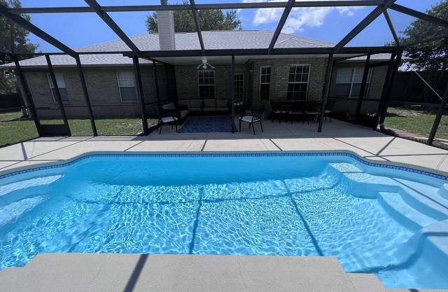 4-bedroom oasis in Navarre with enclosed heated pool