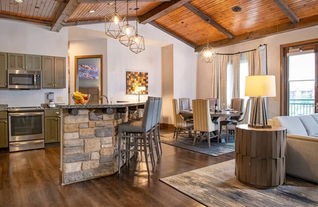 4 Bedroom Presidential Suite @ Glacier Canyon Lodge, Waterpark Passes, Sleeps 10
