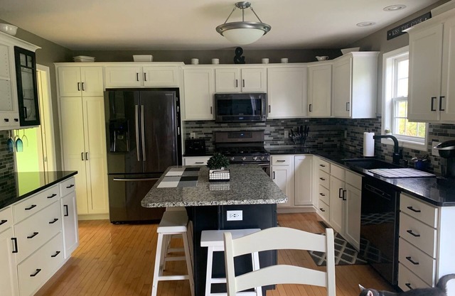 4 Bedroom Retreat w/home gym - 3 miles from stadium, near CATA bus stop