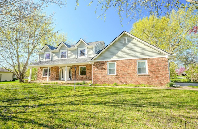 4 bedroom, sleeps 12, close to Grand Park.