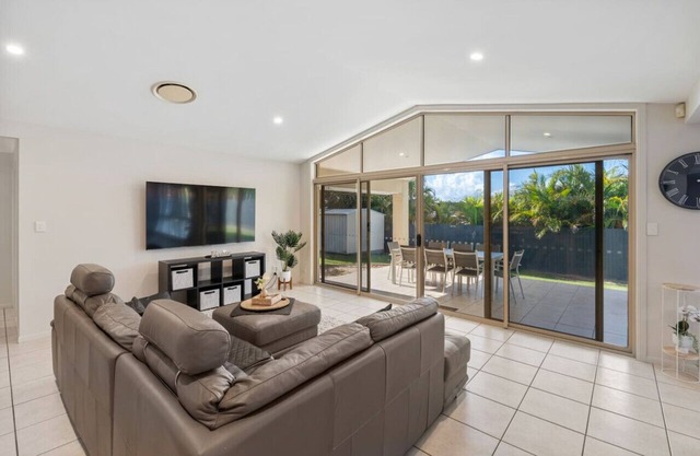 4 Bedroom Spacious Cozy Family Retreat @ Parkinson