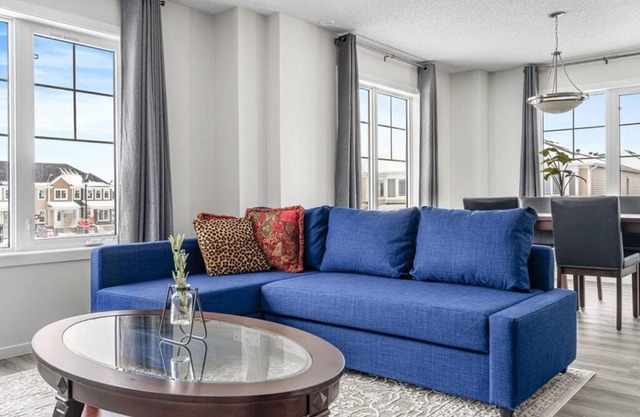 4 Bedroom Town Home with Free Banff Pass, Garage Parking, Fast WiFi, Smart TV with Netflix, Fully Equipped Kitchen, Sleeps 10, Ideal for Families