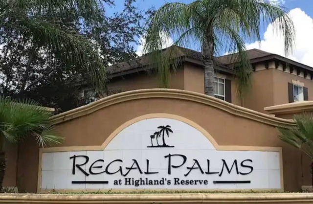 4-bedroom townhome in tranquil Davenport minutes from Disney Parks!