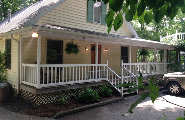 4 bedroom Victorian Guest house with pool on Country Estate close to Nashville