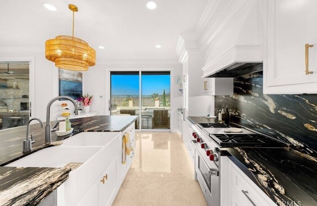 4-bedroom villa in brilliant Anaheim with AC