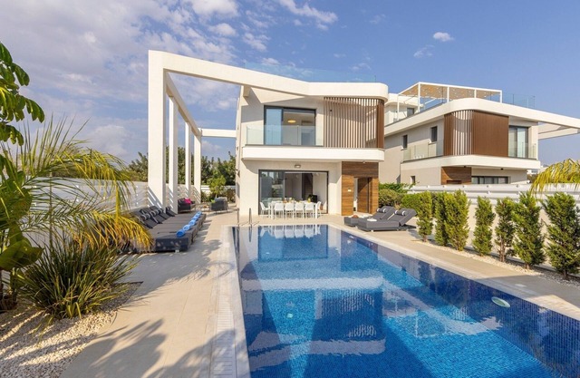 4 bedroom villa In Nissi beach