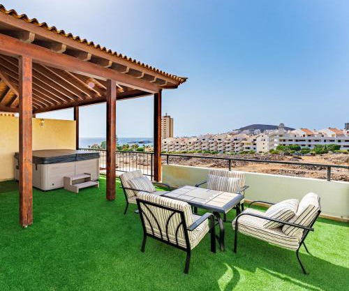 4 Bedroom Villa with Jacuzzi, heated Swimmingpool, front Ocean and view !