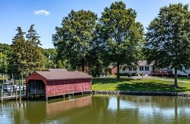 4 bedroom water front spacious house close to Main Streen in Reedville