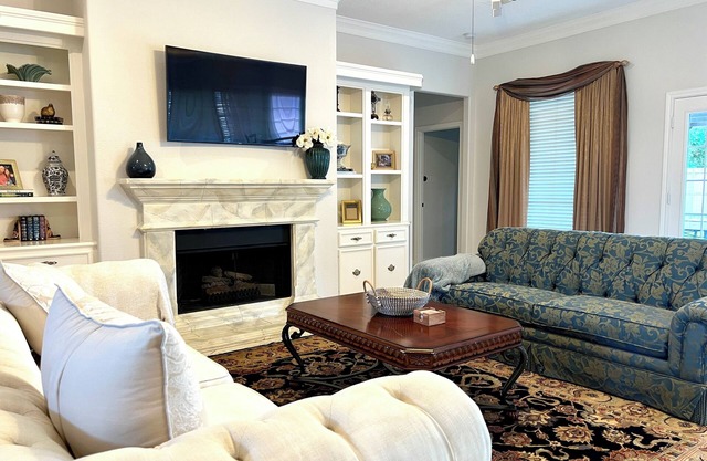 4-bedroom with King/Queen/Full Beds Near a Park & Lake
