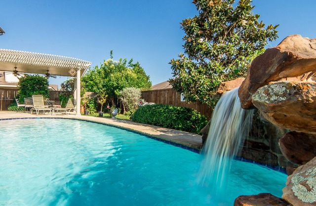 4 Bedroom With Landscaped Private Pool & Outdoor Pool Table ~MONTHLY DISCOUNT~
