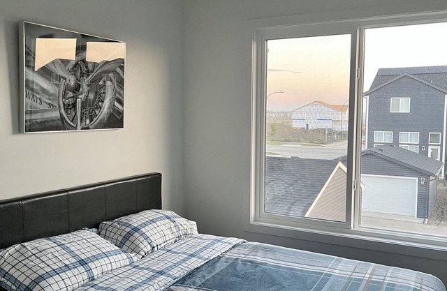 4 BedroomnNew, King bed Kitchen 4K screen TV washer/dryer free parking fast wifi