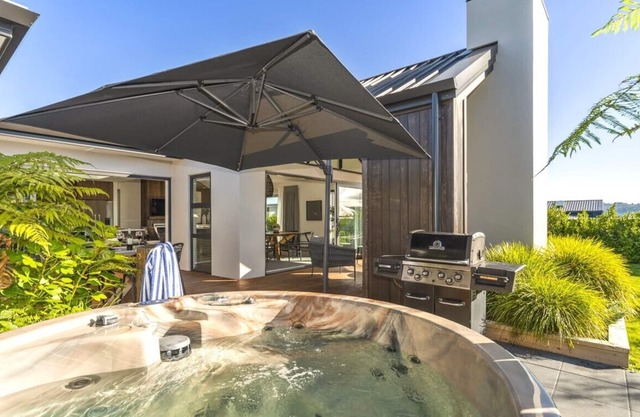 4 Bedrooms, 2 Bathrooms, Hot Tub