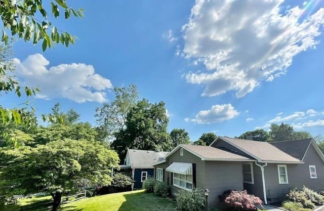 4 Bedrooms, Sleeps 12! 12 mins to Downtown!