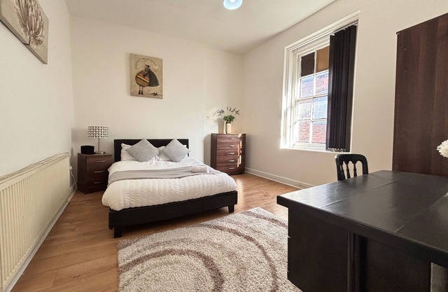 4 Beds-Sleeps 8-Central-Office Space