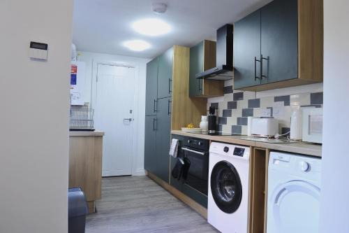 4 berooms 7 beds house in Kettering 2 showers Garden Fast Wi-Fi
