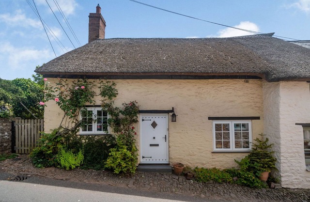 4 BISHOPS COTTAGES, pet friendly, with a garden in Wootton Courtenay