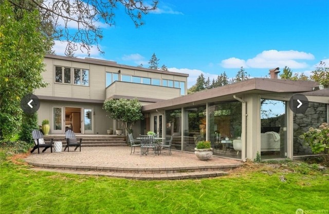 4 BR, 2.5 bath Waterfront House on Mercer Island!