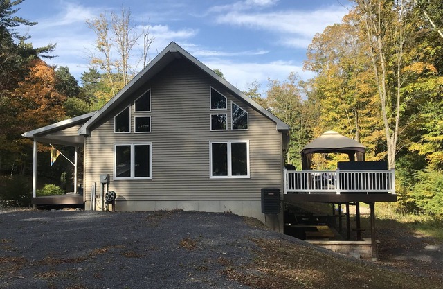 4 BR/2 BA Sleeps 12 Hot Tub!<2 miles to Snyder'sRun Boat Launch; 45 min to PSU