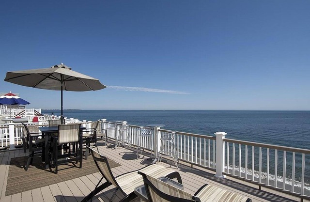 4 BR/2 Bath beach house. Beachfront. Walking distance to Scituate Harbor!