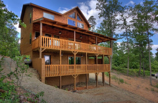 4 BR, 3.5 Bath Cabin with Game Room, & Hot Tub ~ BRAND NEW in 2019! ~ Sleeps 12