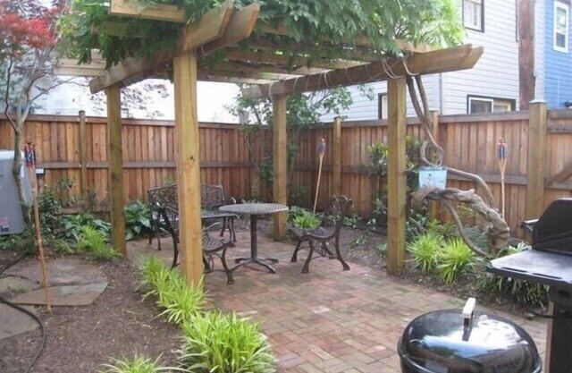 4 BR/3BA home in the heart of Historic Downtown Annapolis. 1 1/2 blocks from the Naval Academy