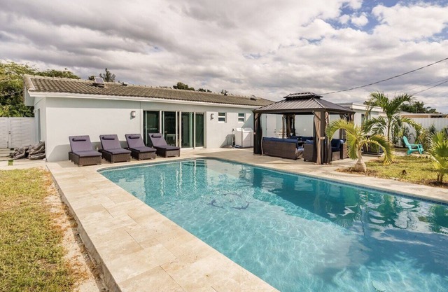 4 BR home with private pool