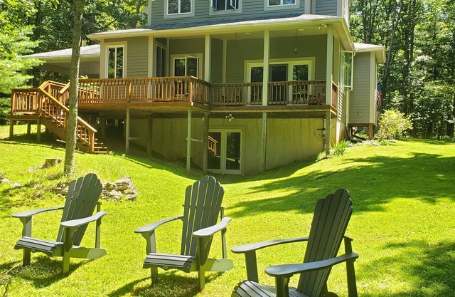 4 BR, Lake Access on 2 acres, private setting, Dogs Welcome!