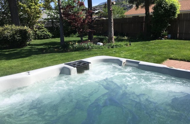 4 BR Lakefront Home Perfect for Beach and Wine Holidays. Skaha Beach-100 steps!