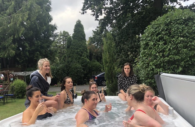 4 BR luxury apt with private hot tub spa facilties, sleeps up to 12