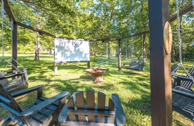 4 BR-Outdoor Theatre-Fire Pit-1/4mile to Marina