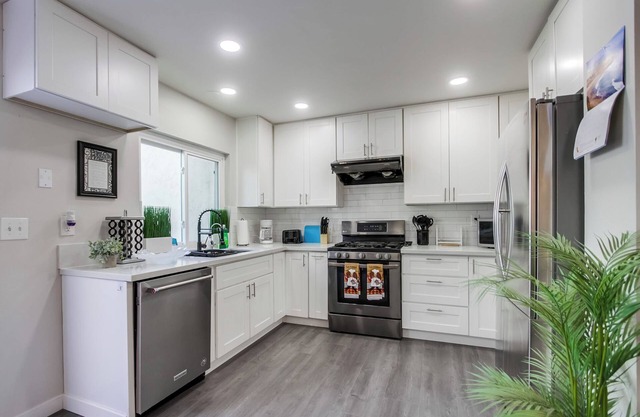 4-BR, Pool/Tub, King Bed, Garage, Prime Location!
