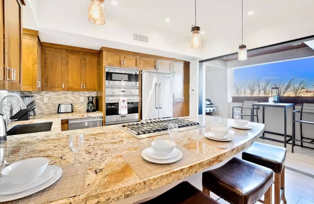 4 Br Roof Deck Hot Tub Steps to Beach Dining