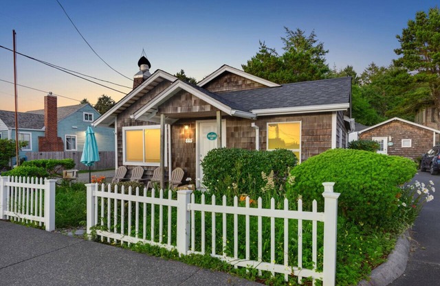 4 Buccaneer Bay: Charming Bungalow | Walk to Beach | Dog-Friendly
