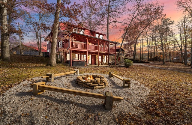 4 Cabins, 16acres, UTK/Neyland, Smokies,sleeps 31, FP,Hottubs,Sauna,Fishing,Golf