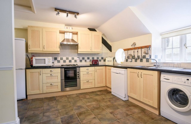 4 CHARMOUTH HOUSE, pet friendly, with a garden in Charmouth
