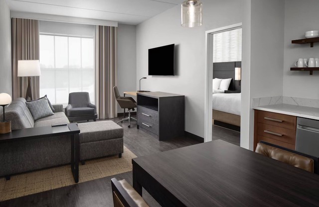 4 Comfort-Focused Suites w/Kitchen, Heated Pool Access & Mayo Clinic Shuttle