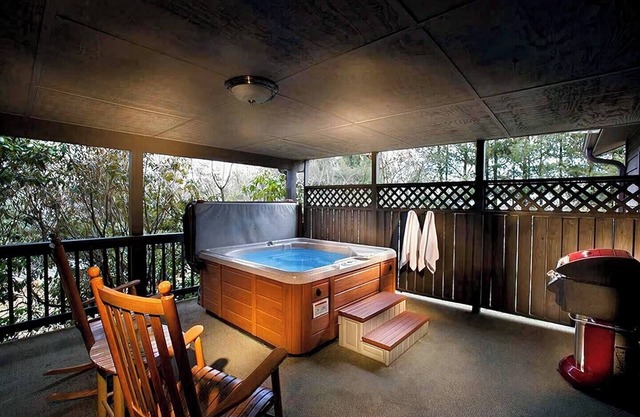 4-Cottage Group Retreat- Hottub | FirePit | Grills