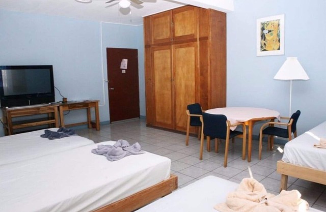 4-D ROOM - 2 SINGLE BEDS