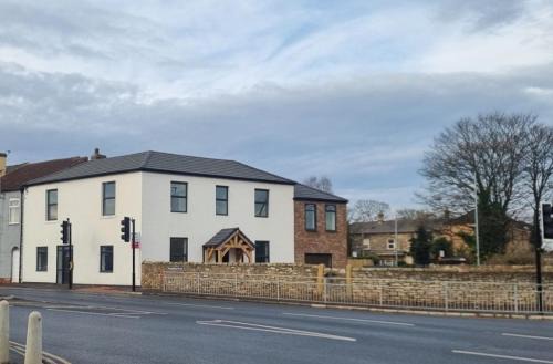 4 double bedroom house with private ample parking